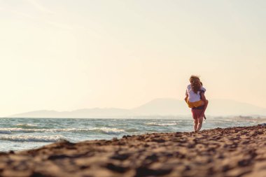 Güzel gün batımı keyfi mutlu romantik orta yaşlı bir çift yürüyüş