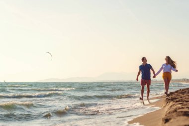 Güzel gün batımı keyfi mutlu romantik orta yaşlı bir çift yürüyüş
