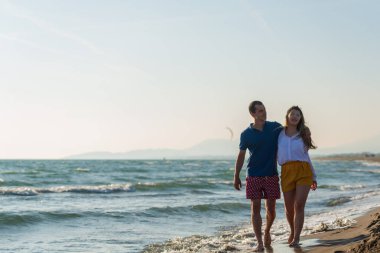Güzel gün batımı keyfi mutlu romantik orta yaşlı bir çift yürüyüş