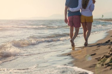 Güzel gün batımı keyfi mutlu romantik orta yaşlı bir çift yürüyüş