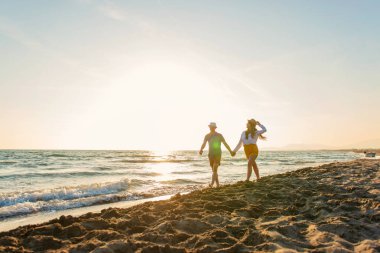 Güzel gün batımı keyfi mutlu romantik orta yaşlı bir çift yürüyüş