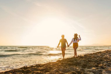 Güzel gün batımı keyfi mutlu romantik orta yaşlı bir çift yürüyüş
