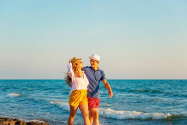 Güzel gün batımı keyfi mutlu romantik orta yaşlı bir çift yürüyüş