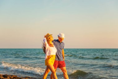 Güzel gün batımı keyfi mutlu romantik orta yaşlı bir çift yürüyüş