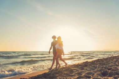 Güzel gün batımı keyfi mutlu romantik orta yaşlı bir çift yürüyüş