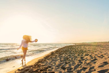 Güzel gün batımı keyfi mutlu romantik orta yaşlı bir çift yürüyüş