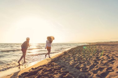 Güzel gün batımı keyfi mutlu romantik orta yaşlı bir çift yürüyüş