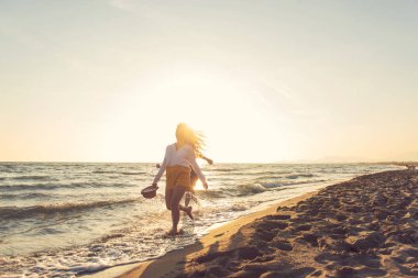 Güzel gün batımı keyfi mutlu romantik orta yaşlı bir çift yürüyüş