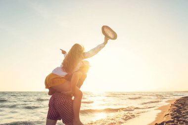 Güzel gün batımı keyfi mutlu romantik orta yaşlı bir çift yürüyüş