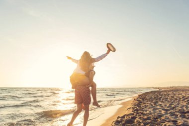 Güzel gün batımı keyfi mutlu romantik orta yaşlı bir çift yürüyüş