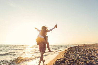 Güzel gün batımı keyfi mutlu romantik orta yaşlı bir çift yürüyüş