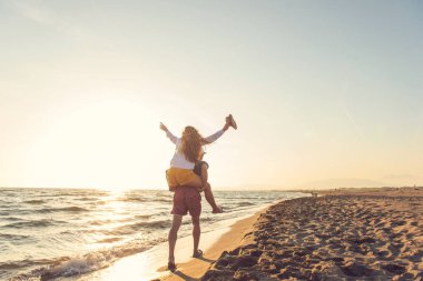 Güzel gün batımı keyfi mutlu romantik orta yaşlı bir çift yürüyüş