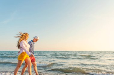 Güzel gün batımı keyfi mutlu romantik orta yaşlı bir çift yürüyüş