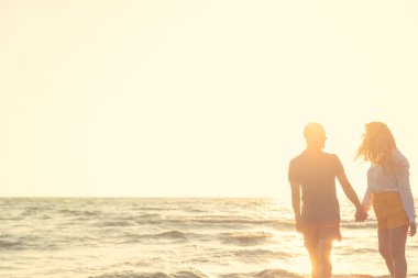 Güzel gün batımı keyfi mutlu romantik orta yaşlı bir çift yürüyüş