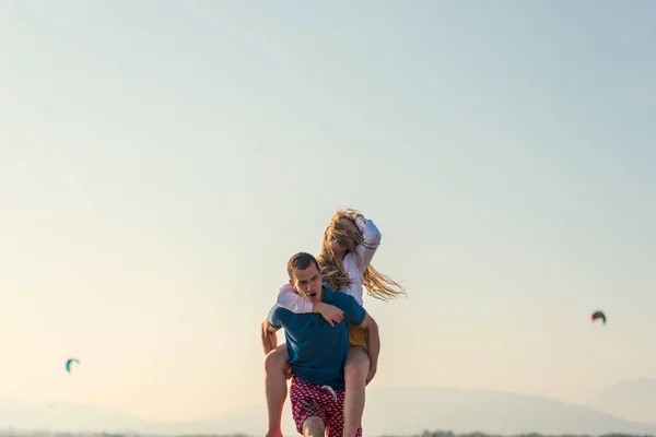 Lyckliga romantiska mellersta åldern par njuter av vacker solnedgång promenad — Stockfoto