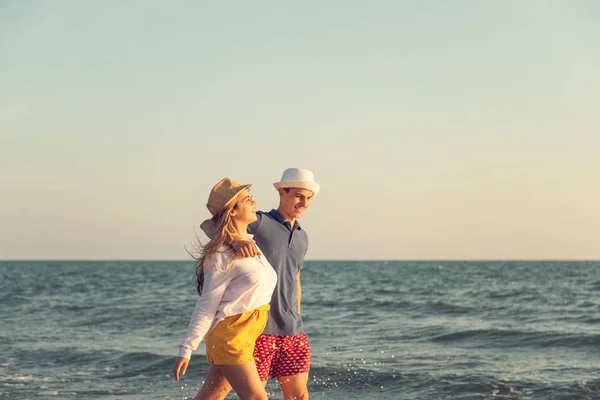 Feliz pareja romántica de mediana edad disfrutando de un hermoso paseo al atardecer — Foto de Stock
