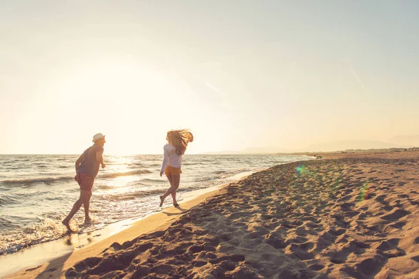 Güzel gün batımı keyfi mutlu romantik orta yaşlı bir çift yürüyüş