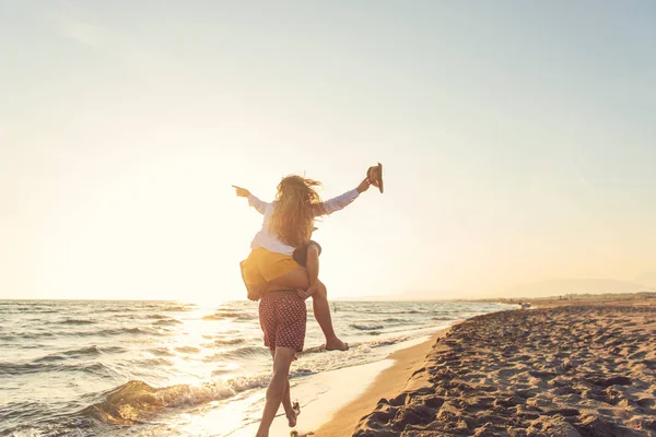 Güzel gün batımı keyfi mutlu romantik orta yaşlı bir çift yürüyüş