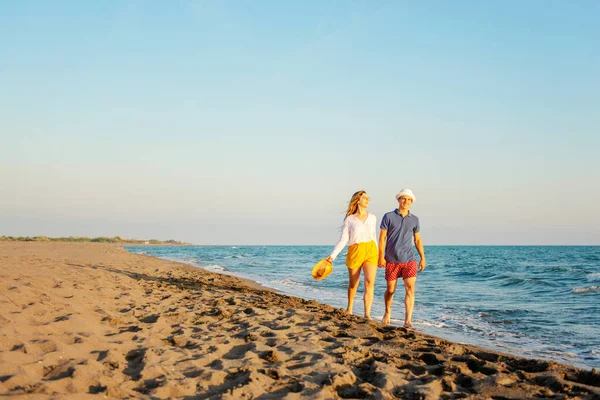 Güzel gün batımı keyfi mutlu romantik orta yaşlı bir çift yürüyüş