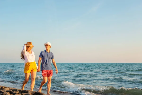 Güzel gün batımı keyfi mutlu romantik orta yaşlı bir çift yürüyüş