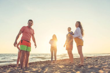 Bir grup arkadaş sahilde eğleniyor.