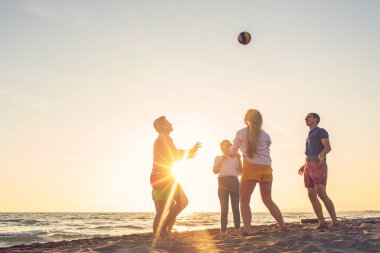 Bir grup arkadaş sahilde eğleniyor.