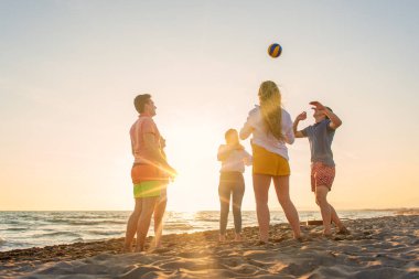 Bir grup arkadaş sahilde eğleniyor.