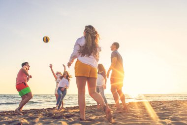 Bir grup arkadaş sahilde eğleniyor.