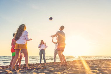 Bir grup arkadaş sahilde eğleniyor.