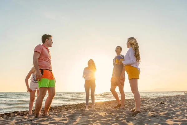Grupo de amigos disfrutan en la playa —  Fotos de Stock