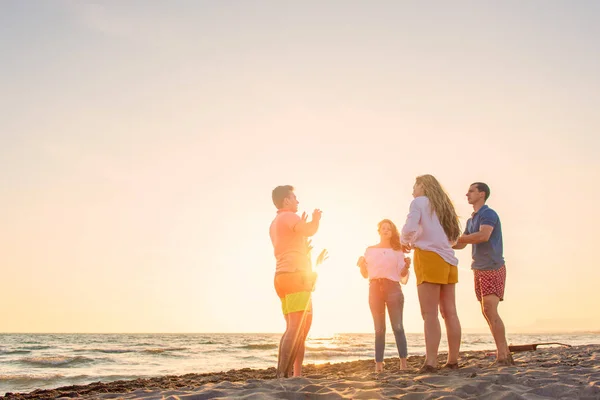 Gruppo di amici godono sulla spiaggia — Foto Stock