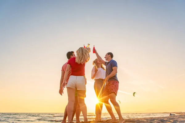 Группа друзей наслаждается на пляже — стоковое фото
