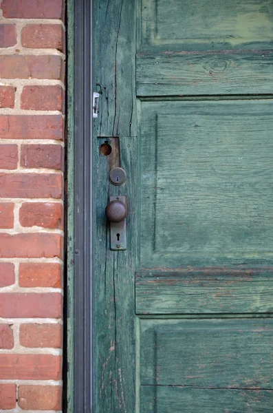 Vieille Porte Verte Bois Dans Mur Briques Rouges — Photo