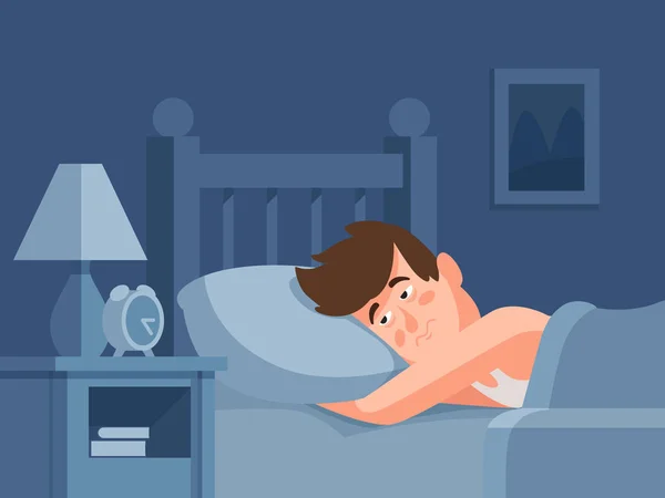 Hombre con insomnio acostado en la cama al fondo oscuro de la noche. Insomnio persona despierta con cara cansada ilustración vector de dibujos animados — Vector de stock