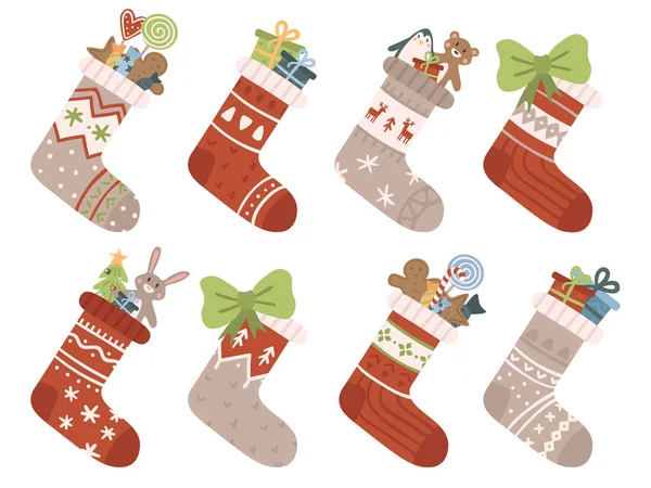 Calcetines de Navidad. Medias de Navidad o calcetines con copos de nieve, muñeco de nieve y Santa. Venado y Santas ayudantes elfos en medias vector conjunto — Vector de stock