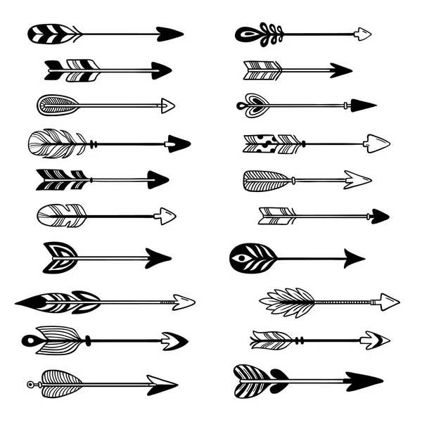 Flechas aztecas. Flecha de arco ornamento con pluma, puntero gráfico hipster y flecha tribal mano dibujado vector conjunto — Vector de stock