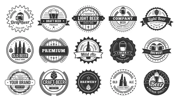 Distintivi per birra. Birre pub, bottiglia lager e hipster artigianale birra distintivo isolato vettore illustrazione set — Vettoriale Stock