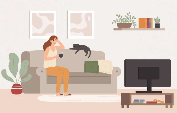 Una mujer joven ve la tele. Chica acostada en el sofá con taza de café y ver la serie de televisión vector de ilustración — Vector de stock