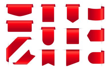 Kırmızı ipek etiketler. Boş indirim etiketleri, tekstil yer imleri. Web kurdeleleri afişi, promosyon kapatma etiketleri, eğri bant vektörü seti