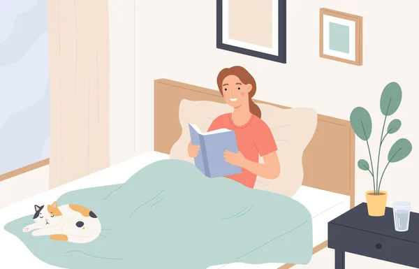 Mujer leyendo en la cama. Chica joven lee libro y se relaja en el sofá. descanso en casa perezoso, lectura de la literatura antes de dormir, concepto de vector plano — Archivo Imágenes Vectoriales