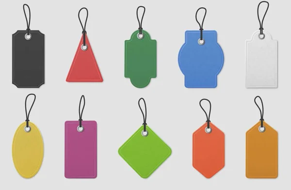 Etiketter med prislappar. Realistiska färgade shopping hängande taggar med rep för prissättning märkning, meddelande tag mockup, vektor set — Stock vektor
