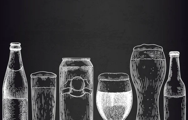 Bier im Hintergrund. Sketch Biergläser, Krüge und Dosen, Flaschen mit Bier. Hopfen-Drink-Design für Werbeplakat-Gravurvorlage — Stockvektor
