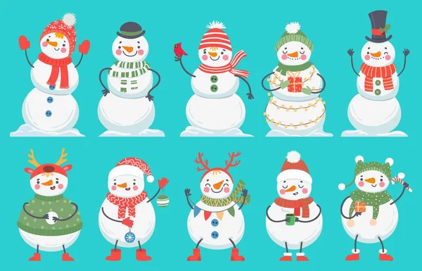 Boneco de neve. Bonitos bonecos de neve de Natal em roupas de inverno, chapéus e cachecol. Personagens de desenhos animados vetor xmas feliz com caixas de presente —  Vetores de Stock