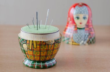 Ahşap matruşka bebek-iğnelik. Dikiş iğnesi.