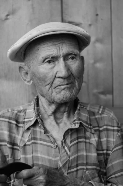 Anziano con un bastone — Foto Stock