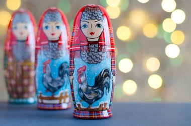 Bebek matryoshka resmi. Horoz - yeni yıl sembolü. Arka plan bulanık