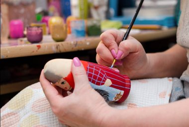 Sanatçı bir bebek matryoshka çizer. El portre. Fotoğraf
