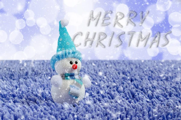 Hračka Sněhulák Kloboukem Šátek Padající Sníh Modré Pozadí — Stock fotografie