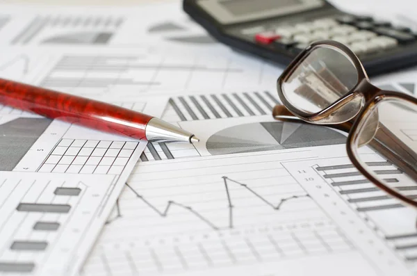Analizy Biznesowe Wykresy Wykresy Schematyczny Rysunek Papierze Okulary Kalkulator Pióro — Zdjęcie stockowe