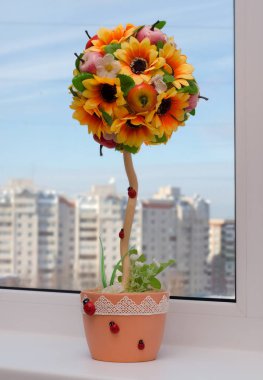 Yapay budama sanatı. El yapımı - çiçekler meyve ile. Üstünde belgili tanımlık pencere. Arka plan multi - katlı şehir ev